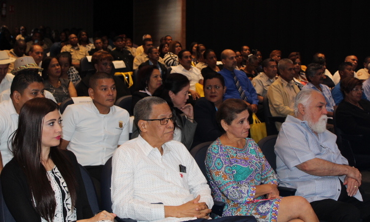142 servidores públicos recibieron su certificado de ingreso a la Carrera Administrativa en el Municipio de Panamá