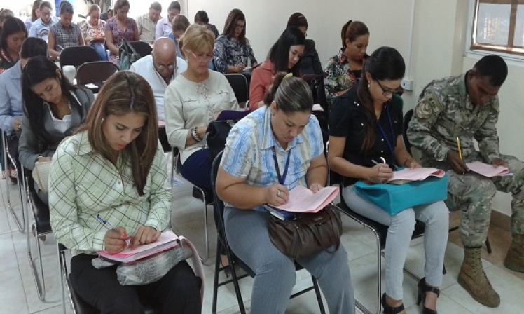 Seminario sobre Manejo del Estrs en el Entorno Laboral,  es el seminario que dicta Carrera Administrativa en Veraguas