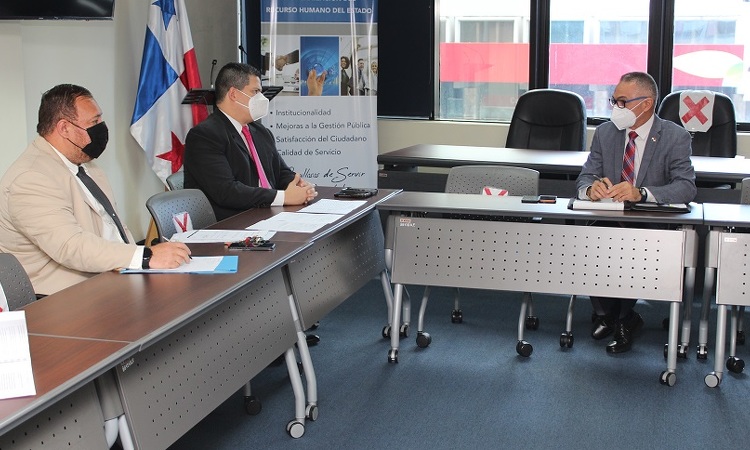 Director General de Correos y Telégrafos de Panamá-COTEL se reúne con el Director General de Carrera Administrativa