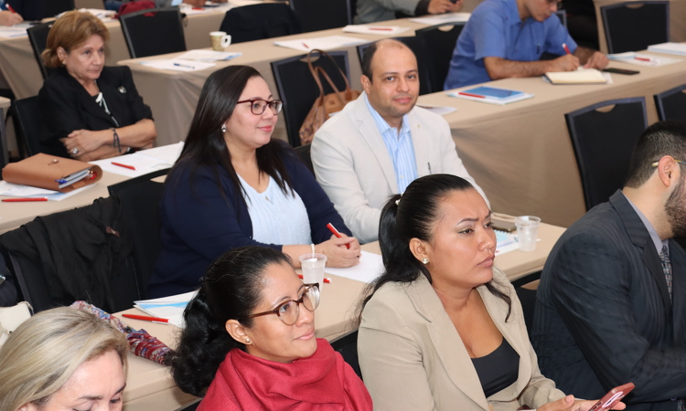 Directora de Carrera Administrativa junto a equipo técnico participa de capacitación organizada por el MEF